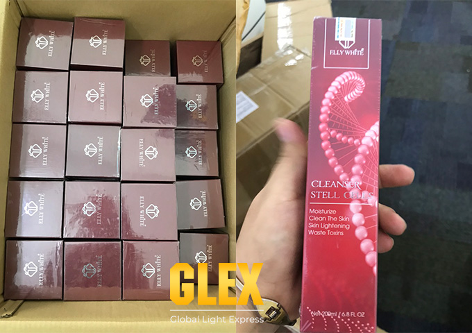 Cận cảnh thùng carton xếp đầy các hộp mỹ phẩm Elly White và một hộp sữa rửa mặt Elly White trên tay nhân viên logistics GLEX.
